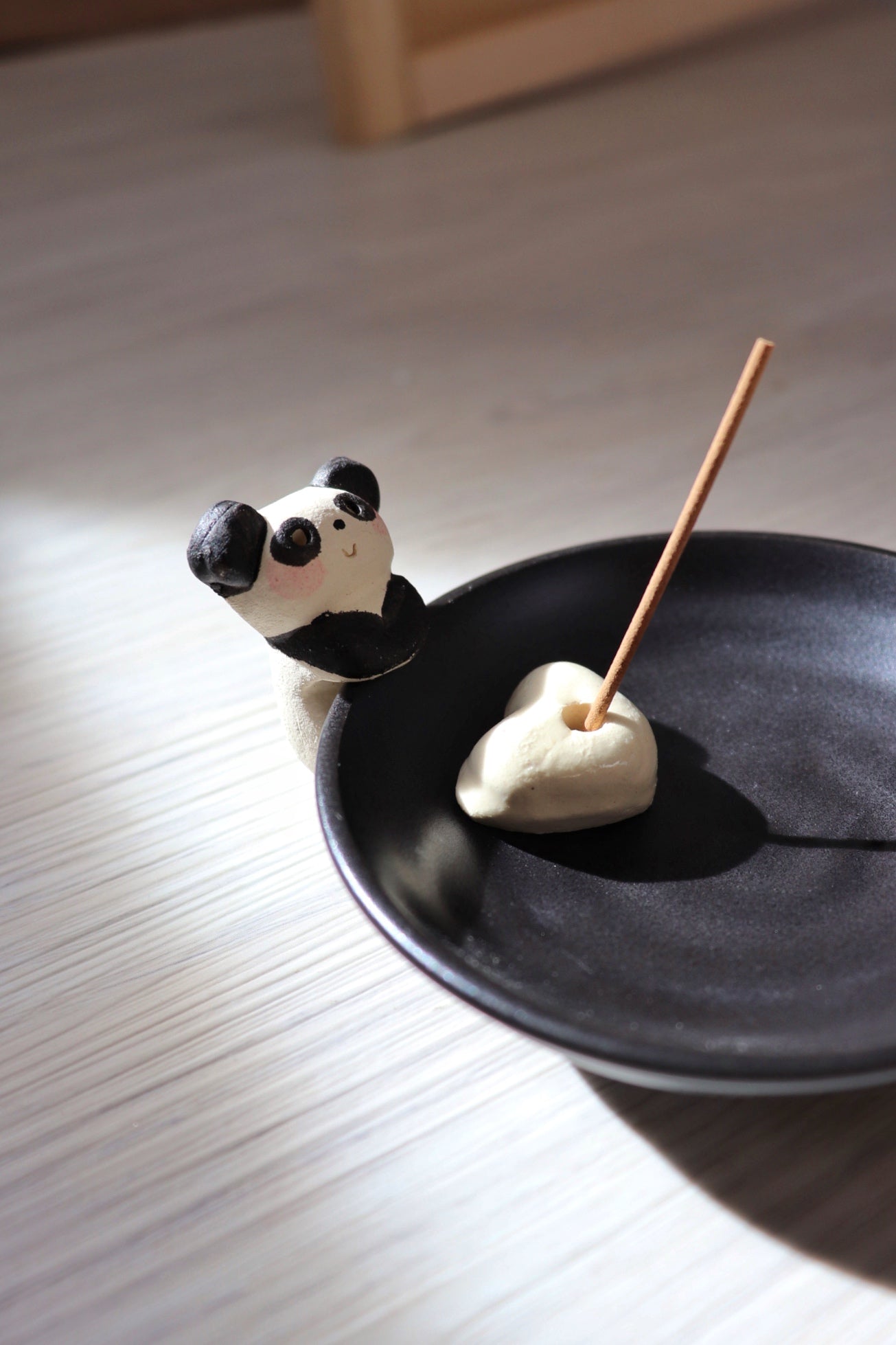 熊貓寶寶示愛線香座|Baby Panda Showing Its Love Incense Holder