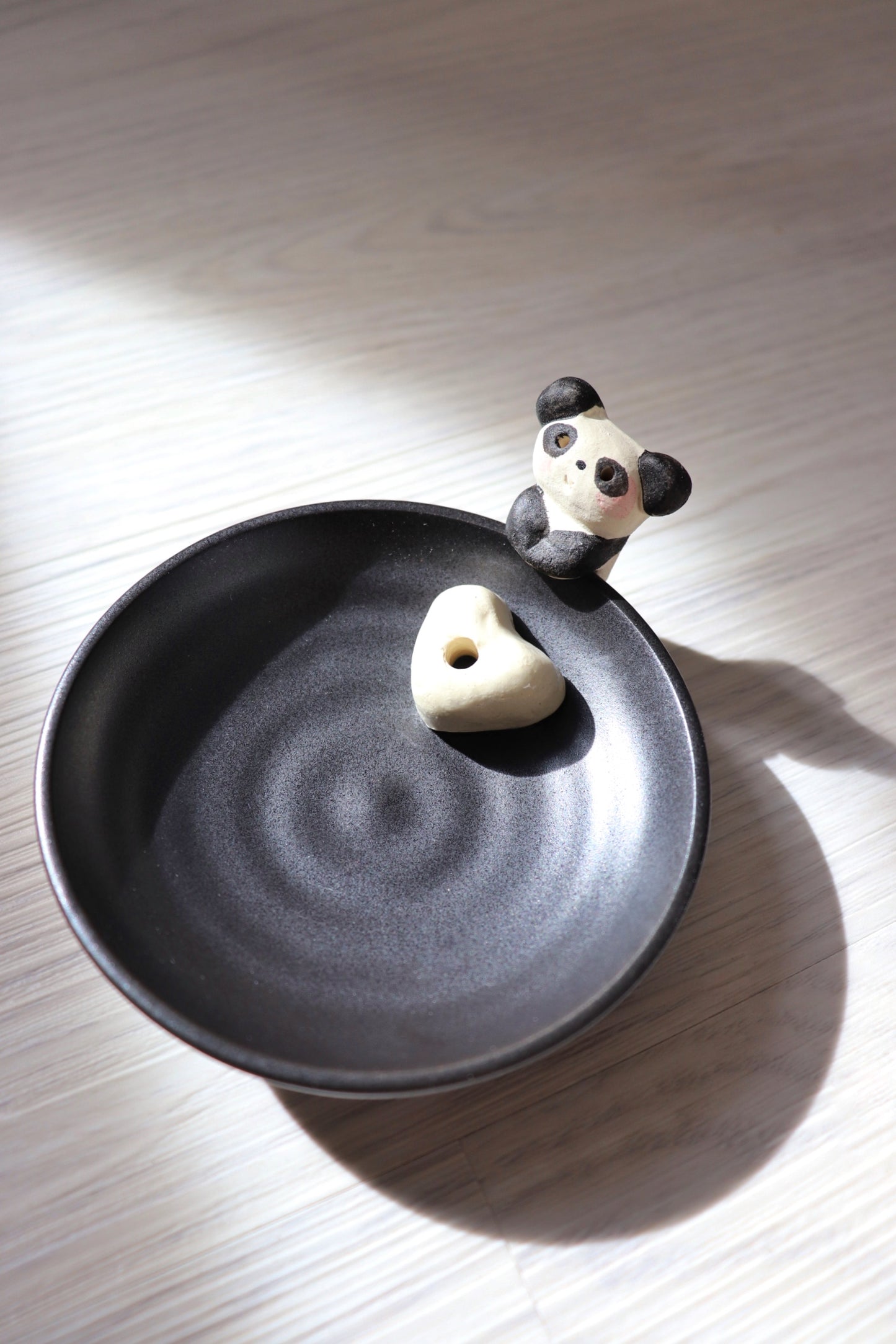 熊貓寶寶示愛線香座｜Baby Panda Showing Its Love Incense Holder