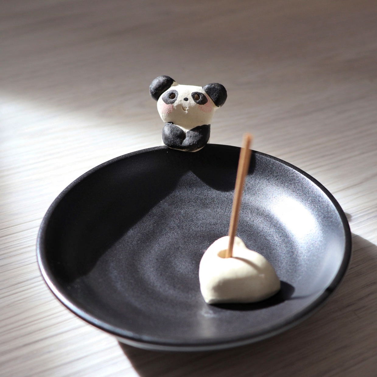 熊貓寶寶示愛線香座｜Baby Panda Showing Its Love Incense Holder