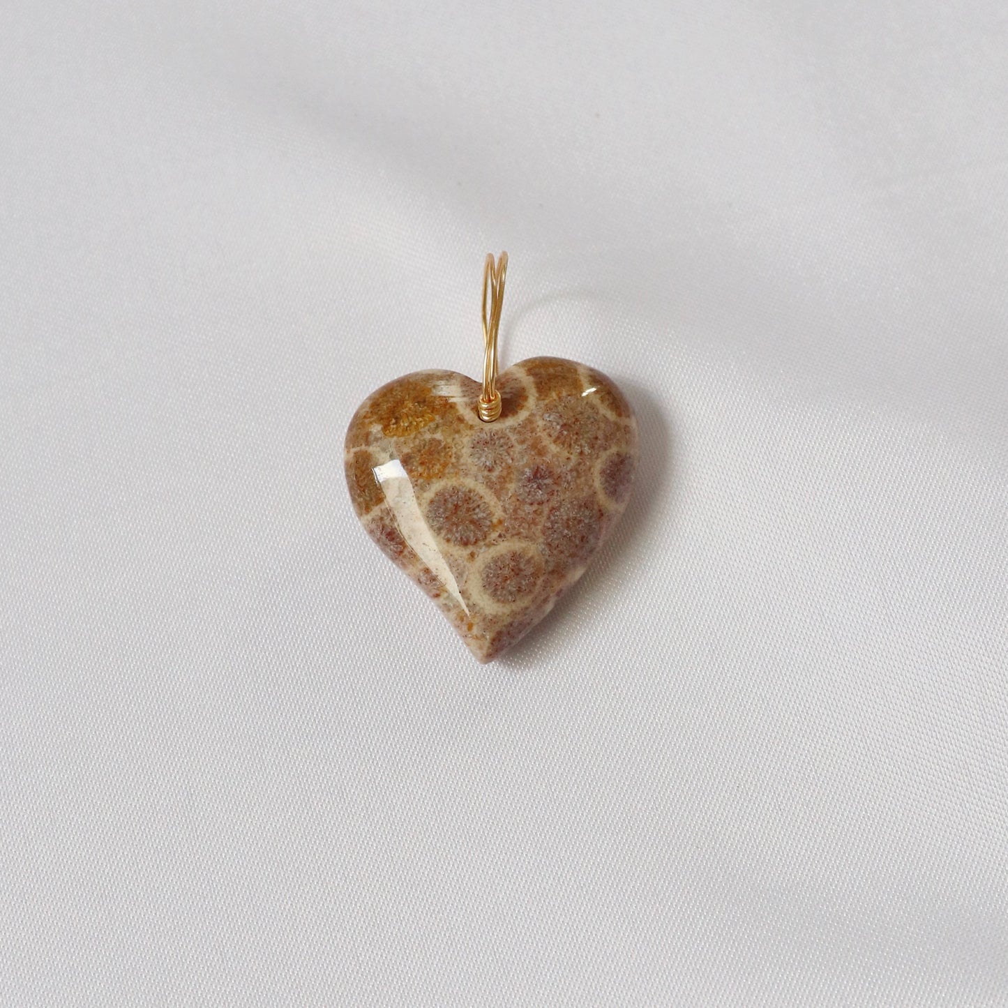 ｜人手繞線｜珊瑚石心形吊墜(8.3g)｜Fossil Coral Heart - Shaped Pendant With Hand - Wrapped Wire (8.3g)